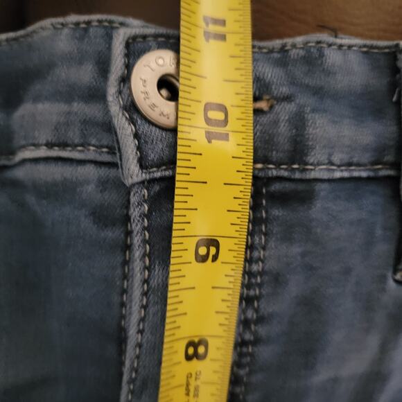 Torrid Jeans Premium Woman's size 16 Medium Wash Stretchy Waist Great Looking - Picture 8 of 10